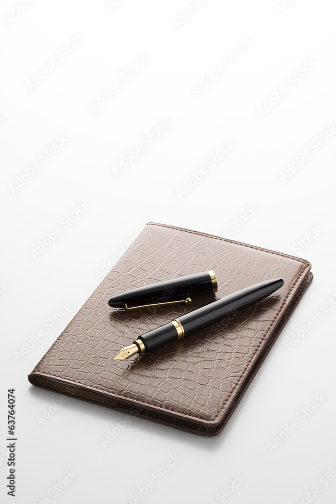 白背景に万年筆と手帳