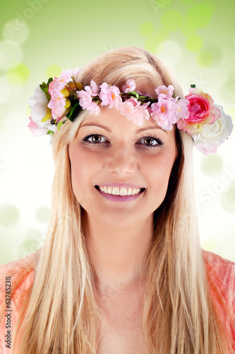 Foto junge blonde Frau mit Blumenkranz