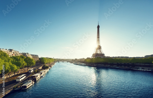 Eiffel tower in sunrise time © Iakov Kalinin