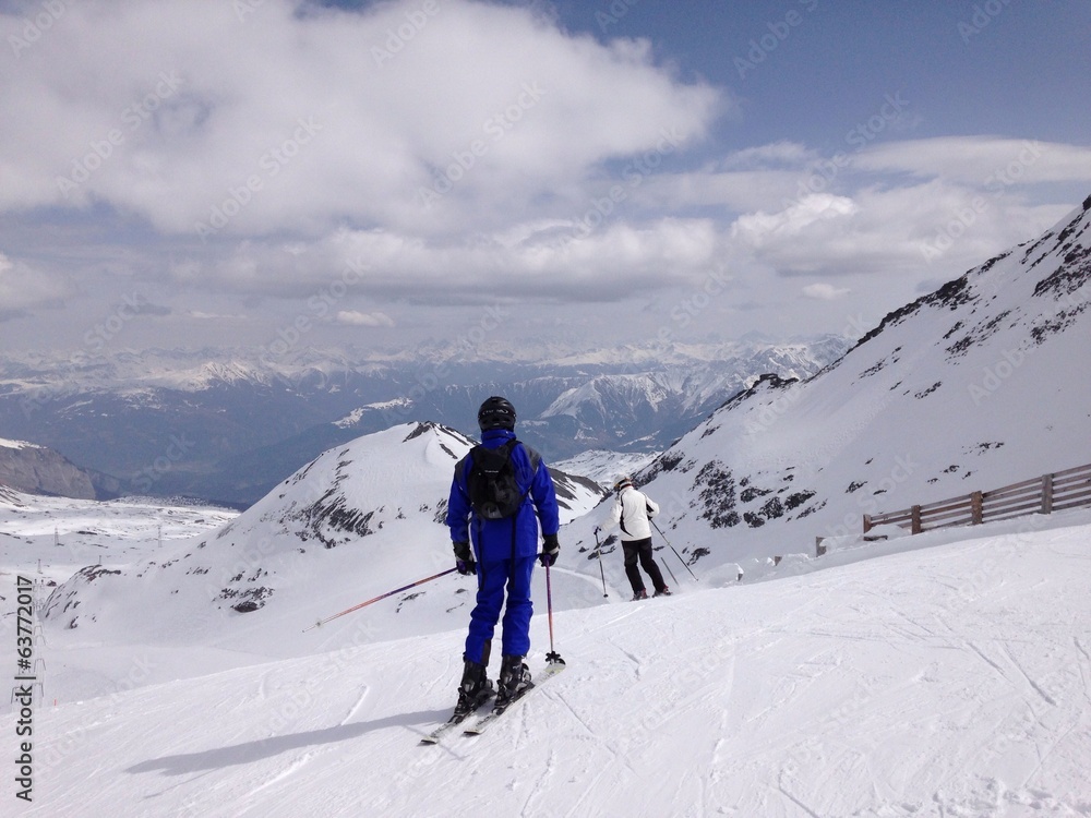 skifahrer in den alpen auf der skipiste