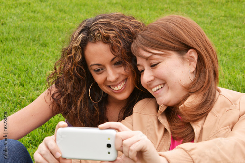 Friends taking picture wich camera phone