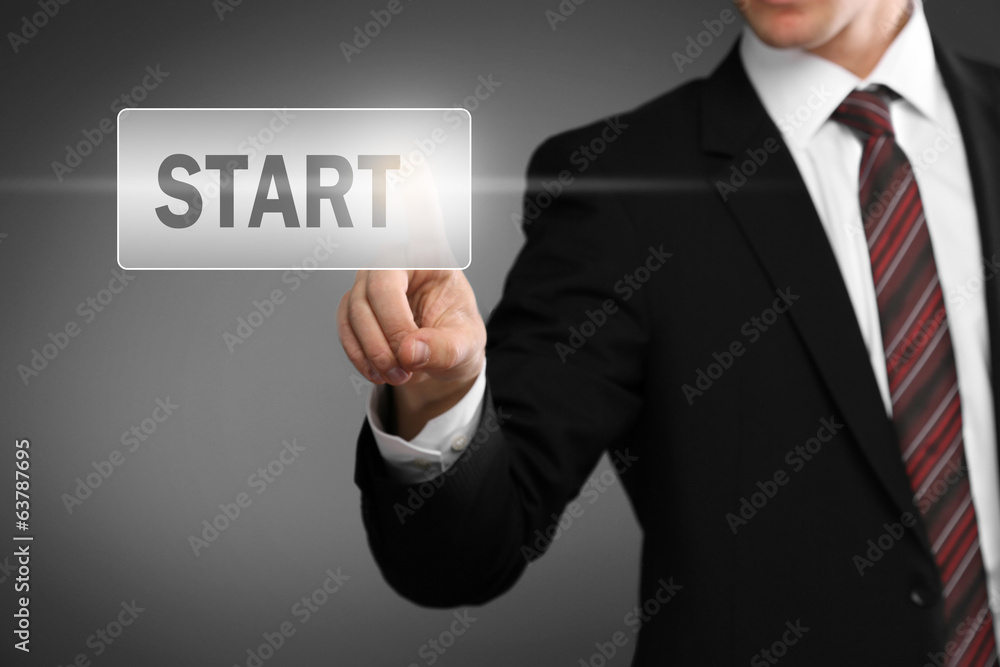 Mann drückt auf Start Mann drückt auf Start