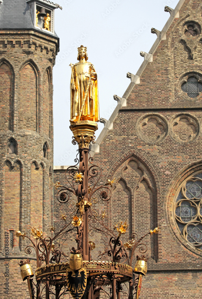 Obraz premium Golden statue in front of dutch parliament - The Hague, Neherla
