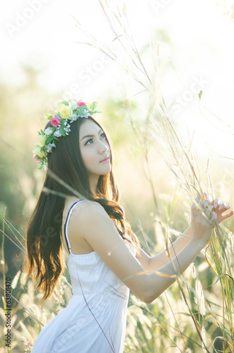 Billede på lærred Pretty girl in a spring  flower garden 4