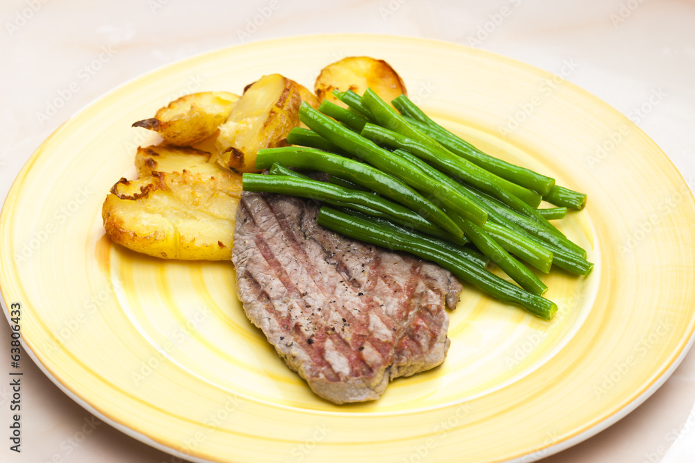 beefsteak with green beans and garlic potatoes beefsteak with green beans and garlic potatoes