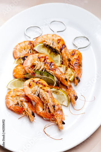 grilled skewers of prawns and lime in honey sauce