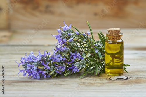 Aceite esencial de romero para uso cosmético y medicinal