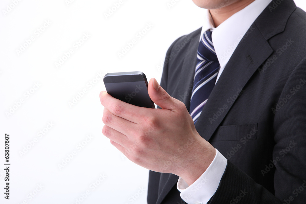 スマートフォンを持つビジネスマン スマートフォンを持つビジネスマン