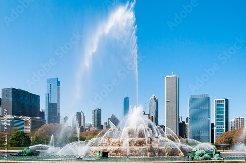 Photo Buckingham Fountain and Chicago Skyline