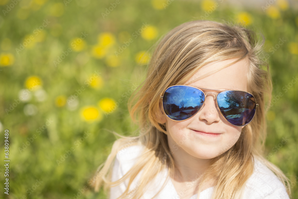 Kleines Mädchen mit Sonnenbrille Kleines Mädchen mit Sonnenbrille
