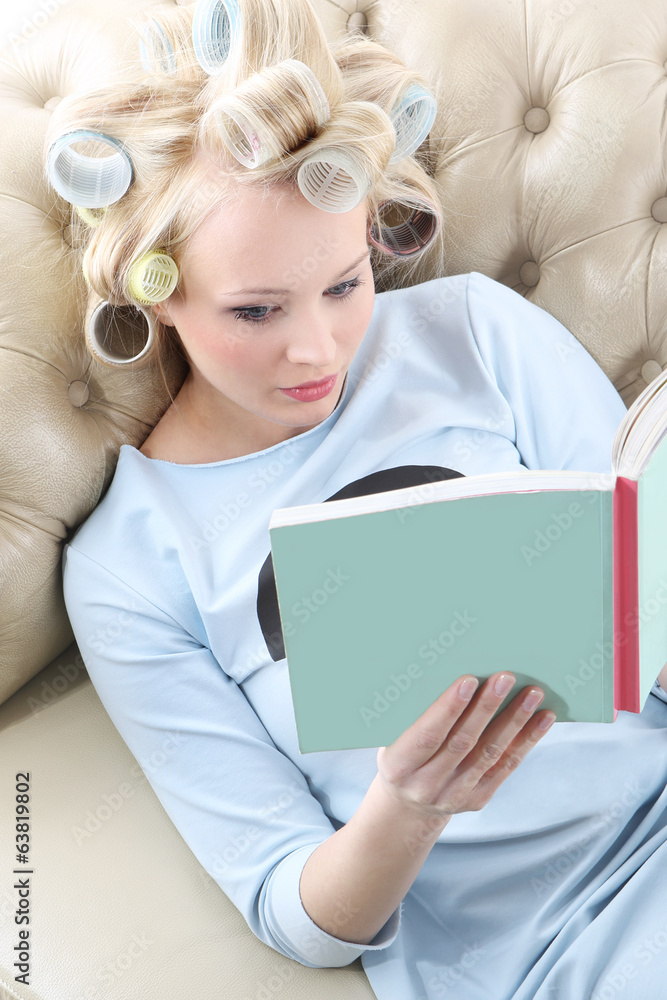 Fototapeta premium Relaks z ciekawą książką.