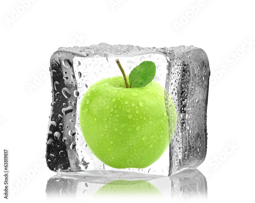 Jabłko w kostce lodu