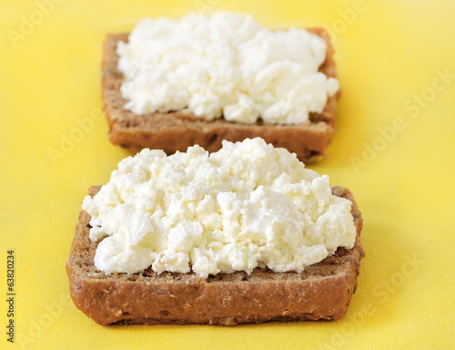 Bread with curd cheese