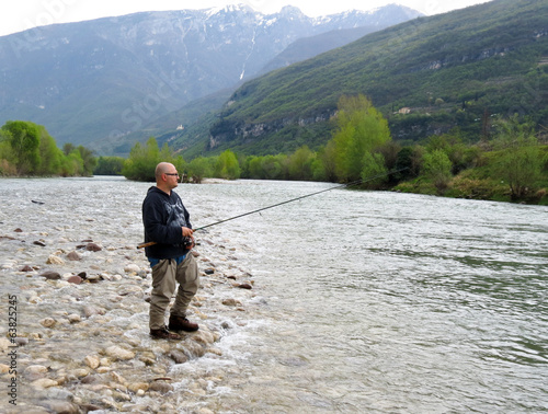 pescatore sul fiume © Lsantilli