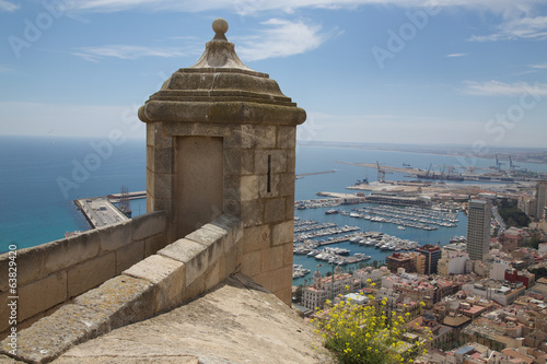 Alicante Hafen von oben mit Aussichtsturm