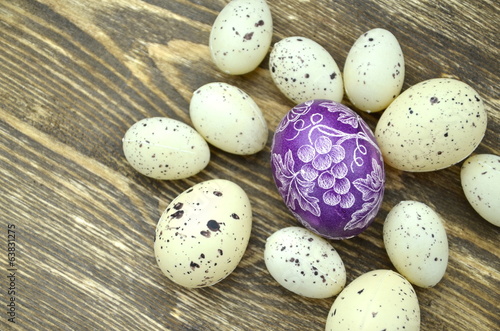 piękna pisanka wielkanocna wśród przepiórczych jaj