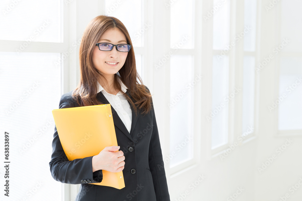 ファイルを持つ女性　ビジネス