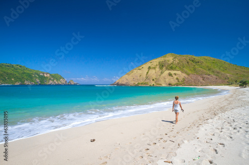 Fototapeta Naklejka Na Ścianę i Meble -  young woman on tropical beach