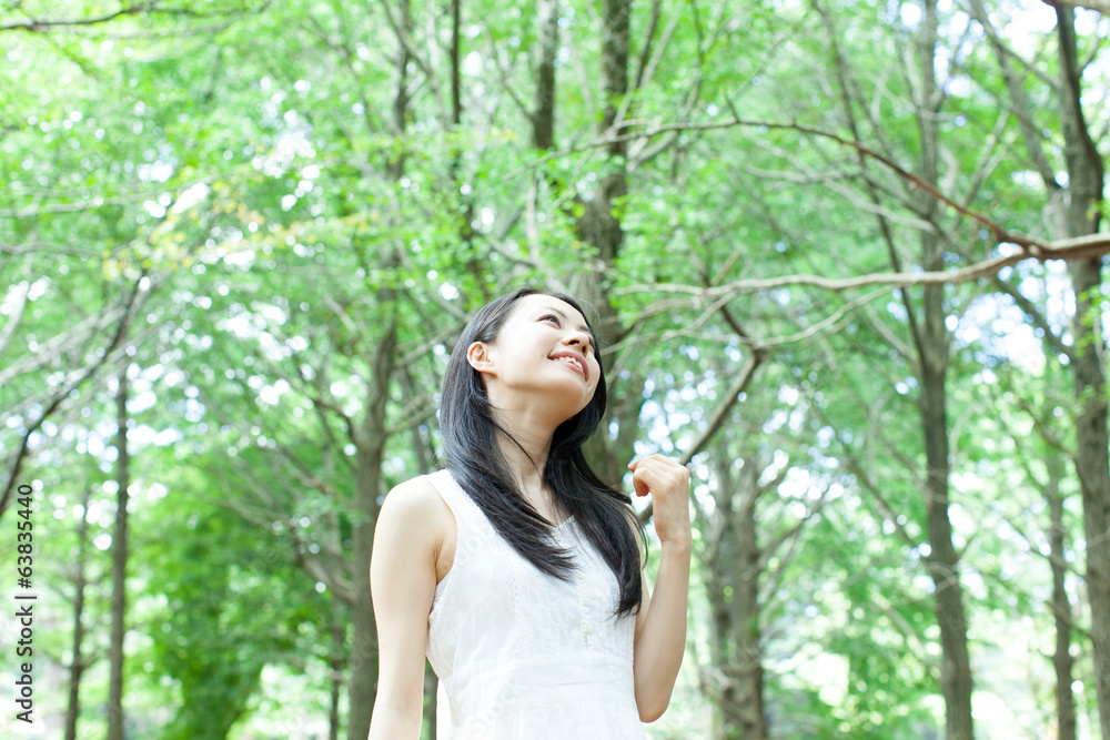 森の中の女性 森の中の女性