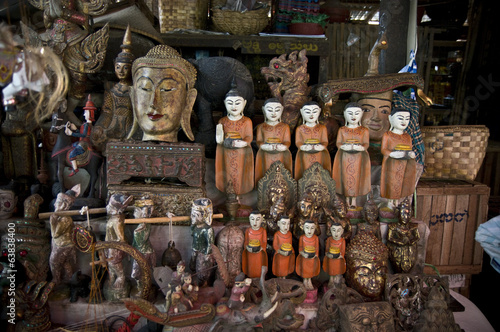 marché artisanal de souvenirs, myanmar © syrah93