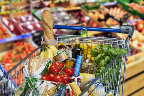 Einkaufswagen mit Lebensmitteln im Supermarkt photo