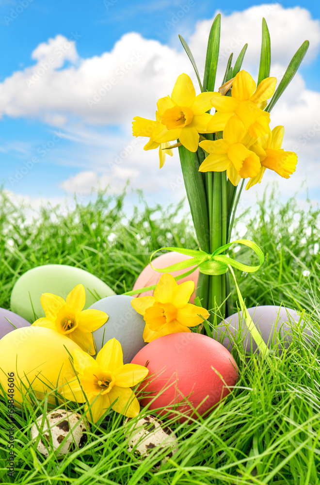Fototapeta premium easter eggs and flowers with blue sky