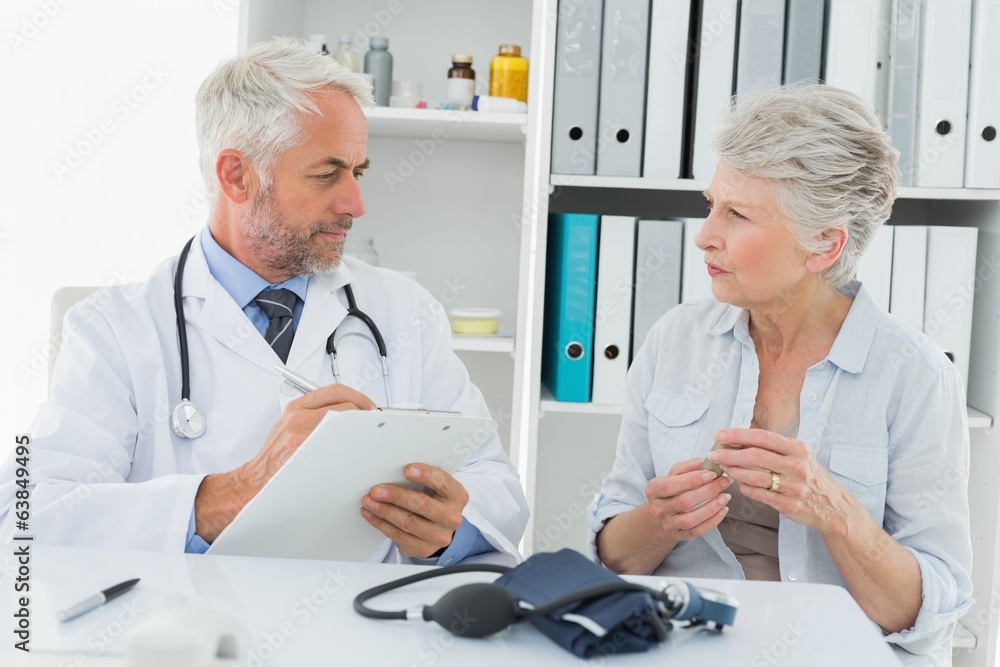 Obraz premium Senior woman visiting doctor