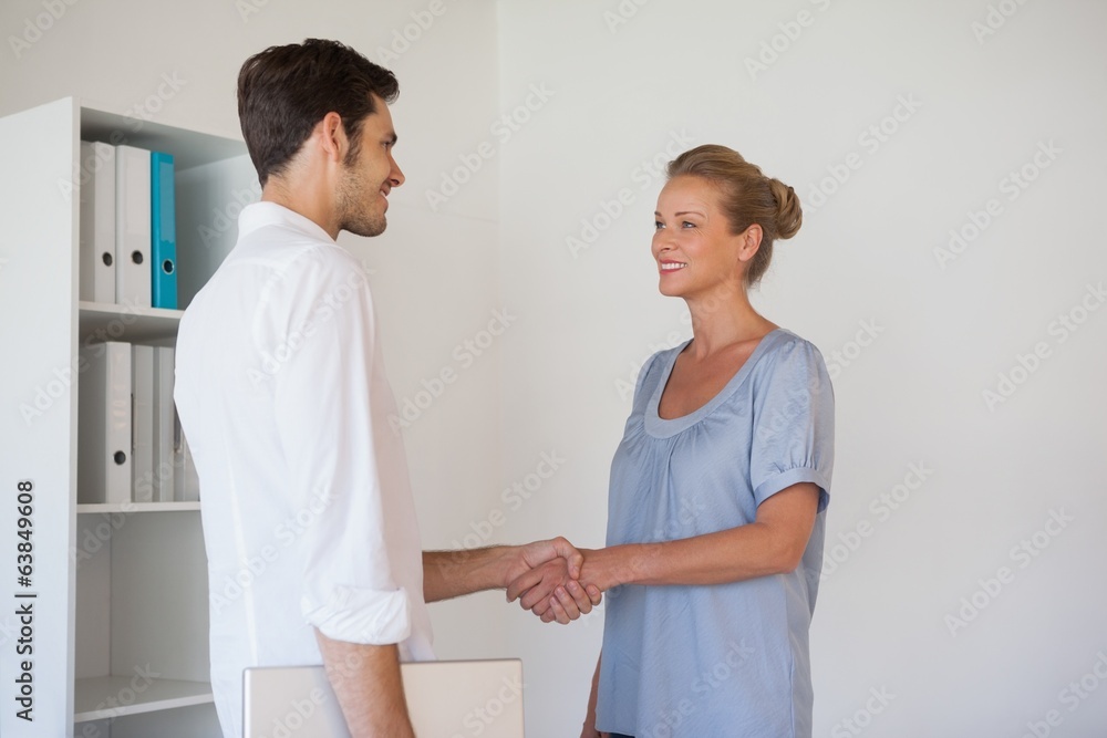 Fototapeta premium Casual business people shaking hands