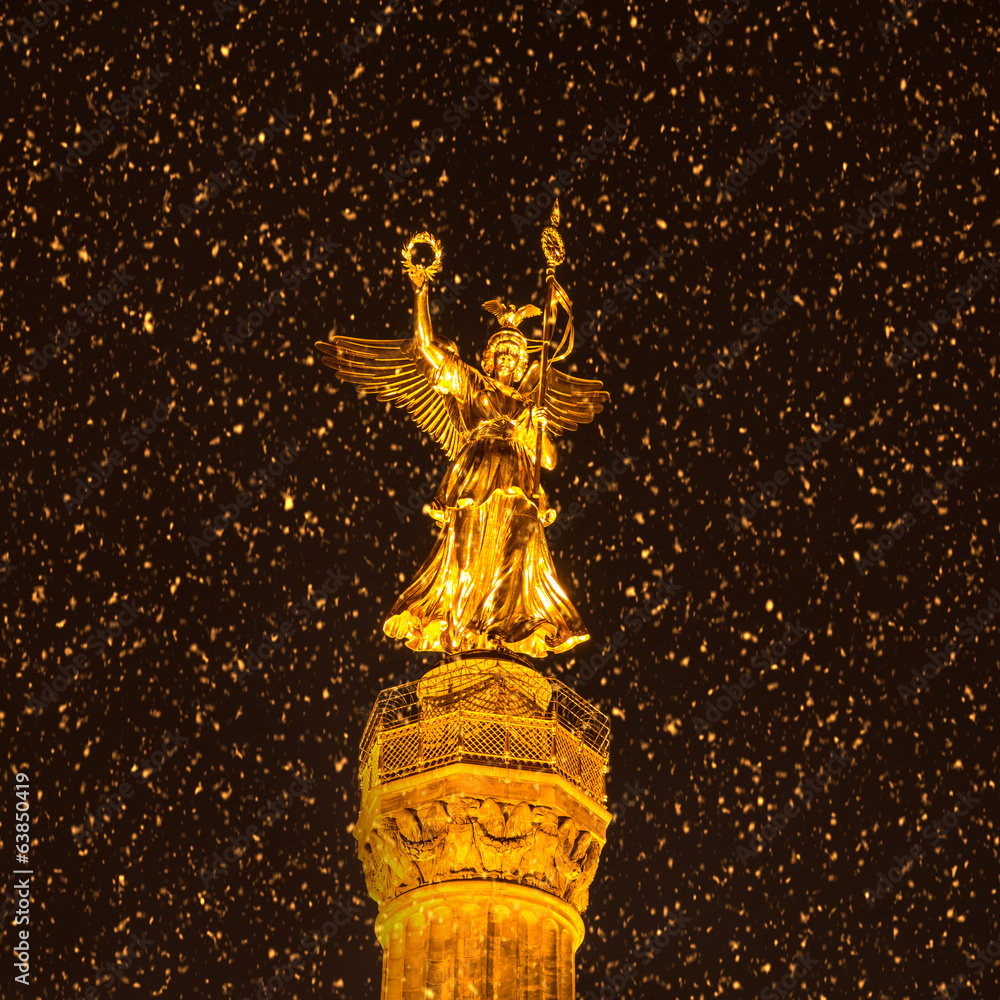 Fototapeta premium siegessäule im schnee