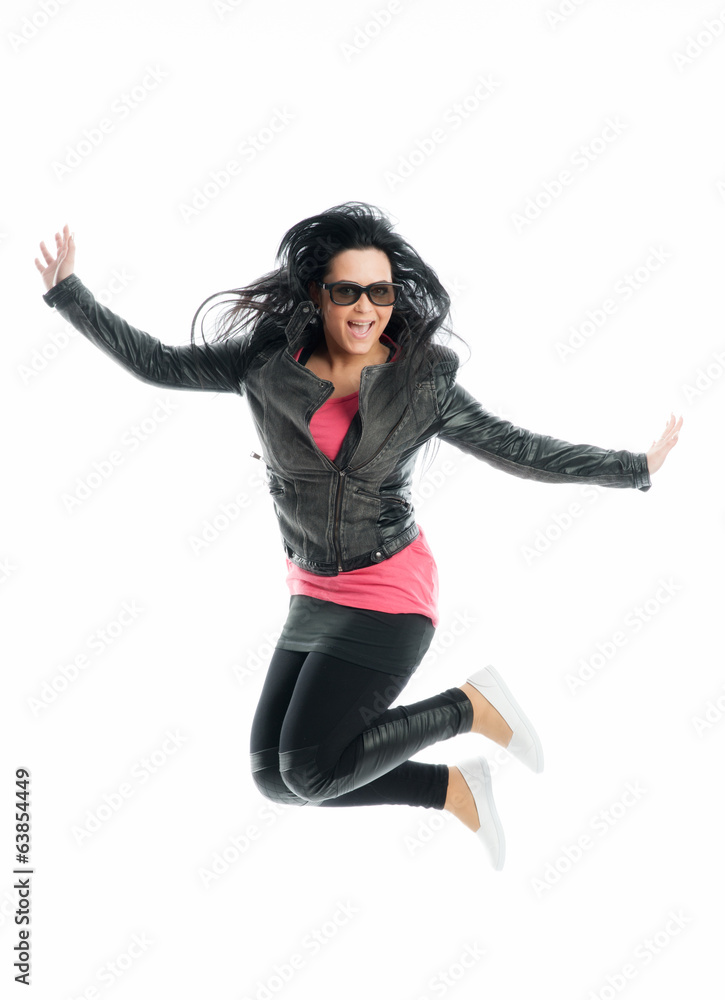 Rassiges Mädchen macht Freudensprung Rassiges Mädchen macht Freudensprung
