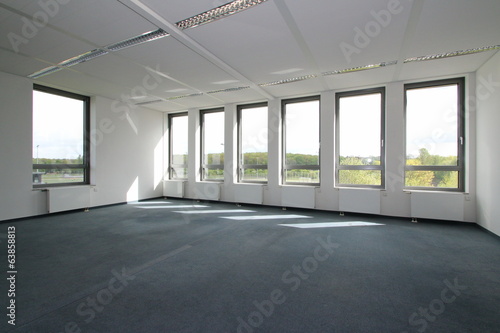 Helles Büro mit Fensterfront