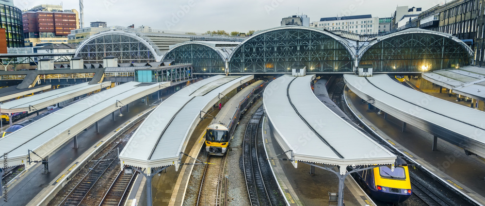 Naklejka premium Pociąg odjeżdża ze stacji kolejowej Paddington w Londynie, Wielka Brytania, panorama