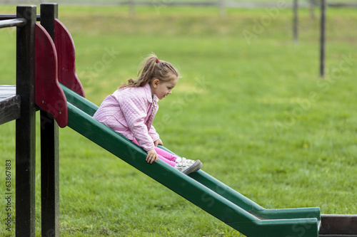 Cuadro en lienzo Cute little girl playing in the park
