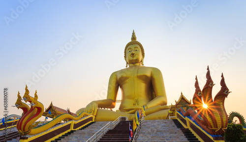 gold buddha statue