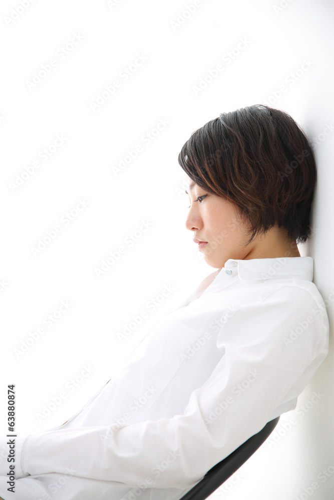 壁に寄りかかる人 Stock Photo Adobe Stock