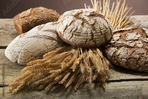 Brot und Getreide auf Holztisch