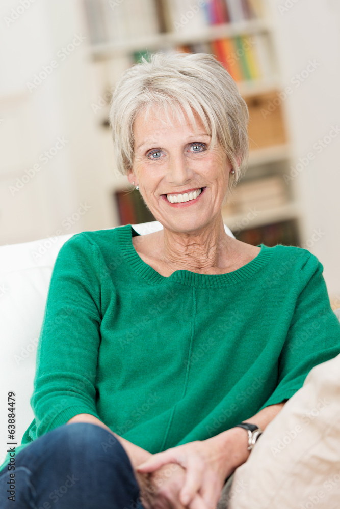 seniorin sitzt entspannt auf dem sofa seniorin sitzt entspannt auf dem sofa