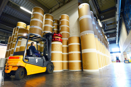 Gabelstapler in Lagerhalle //  Forklift in warehouse photo