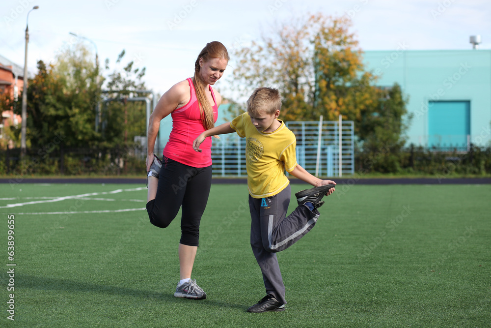 Obraz premium Athletic mother and son engaged in fitness