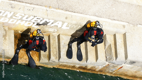 Foto Buceadores a punto de lanzarse al agua