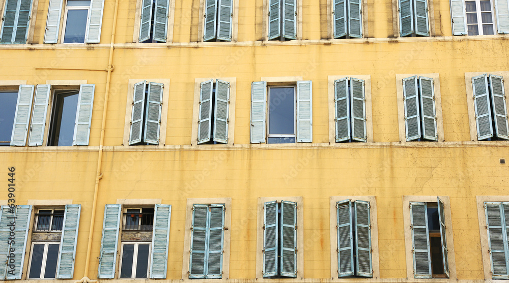 Fachada de un edificio en Marsella, Francia