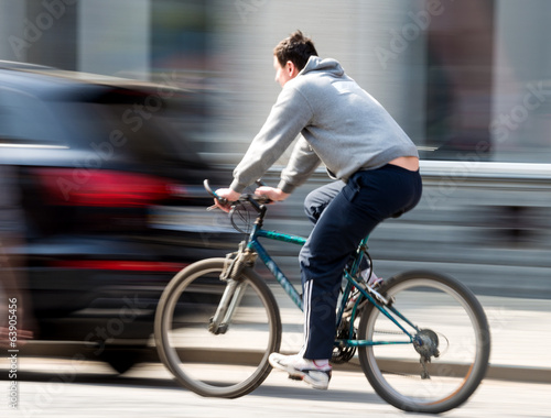 Fototapeta Naklejka Na Ścianę i Meble -  Cyclist on the city roadway