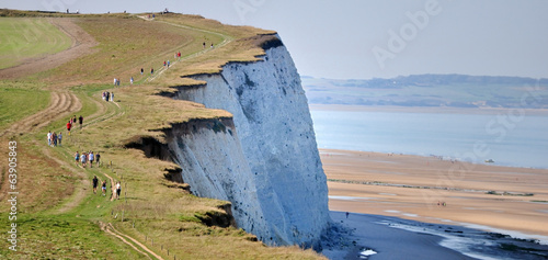 Fotografia Nombreux randonneurs sur une falaise de craie blanche