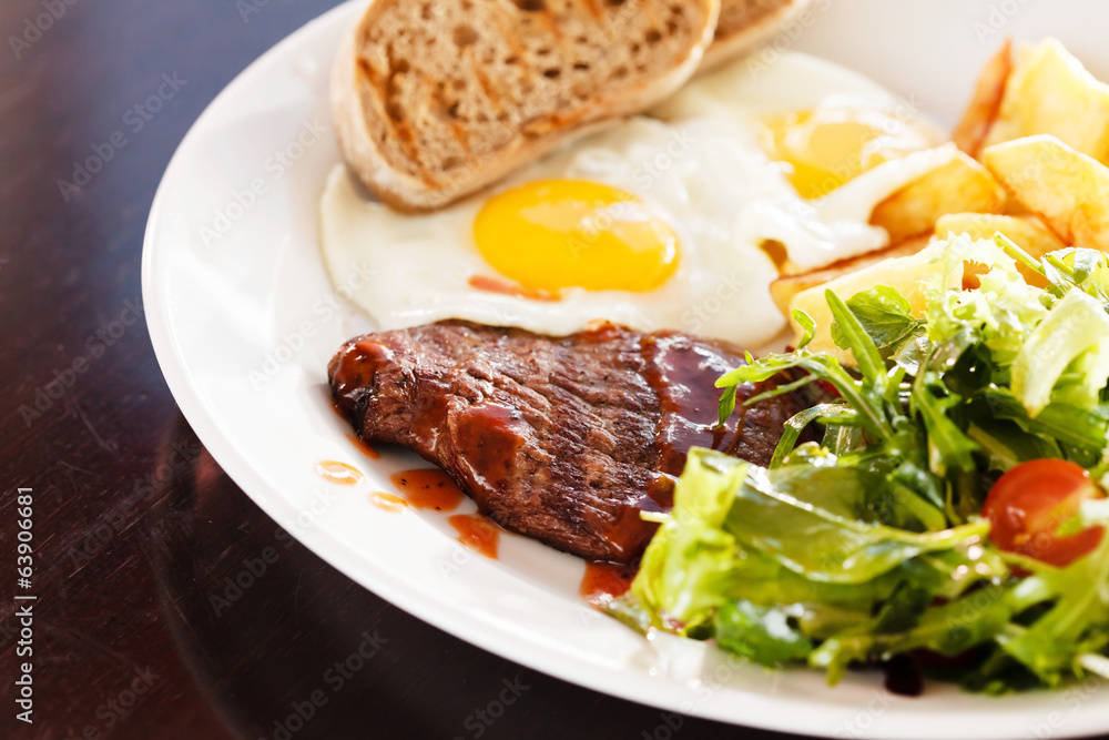 steak with eggs and vegetables