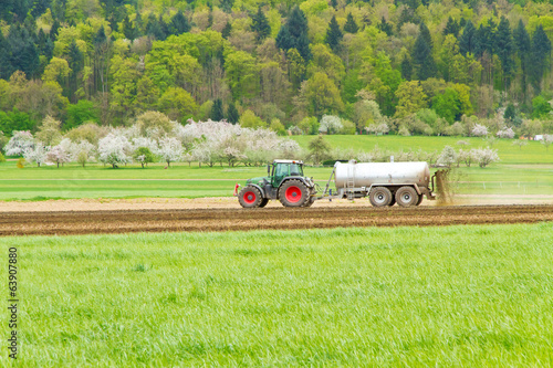 Landwirt beim Gülle ausbringen photo