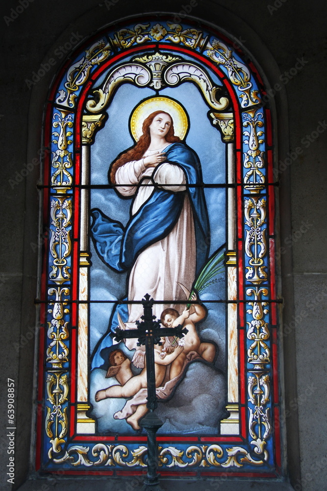 Vierge Marie, vitrail du cimetière de Passy à Paris