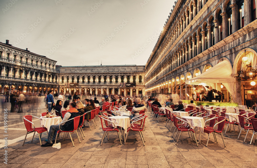 Fototapeta premium VENICE, ITALY - MAR 23, 2014: Tourists enjoy cafe in Piazza San