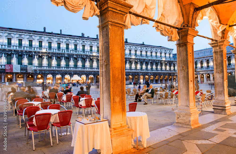 Obraz premium VENICE, ITALY - MAR 23, 2014: Tourists enjoy cafe in Piazza San
