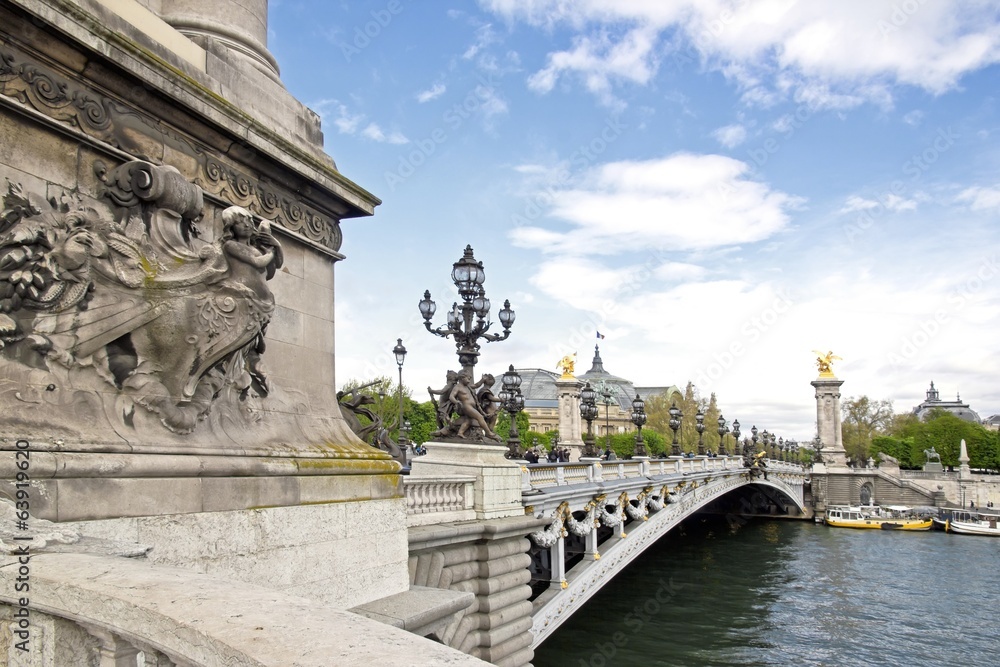 Fototapeta premium pont Alexandre III, de la rive gauche au Grand Palais (Paris)