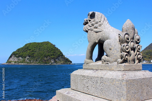 三角の瀬戸　狛犬と中神島の風景 © japal